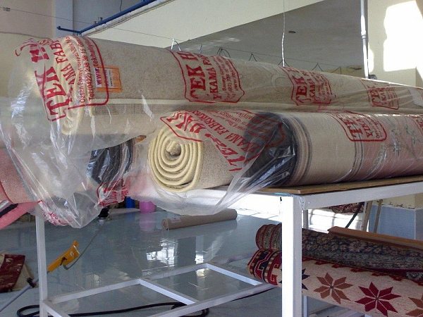 Yıkanıp paketlenmiş halıların teslim için hazır bekletilmesi
